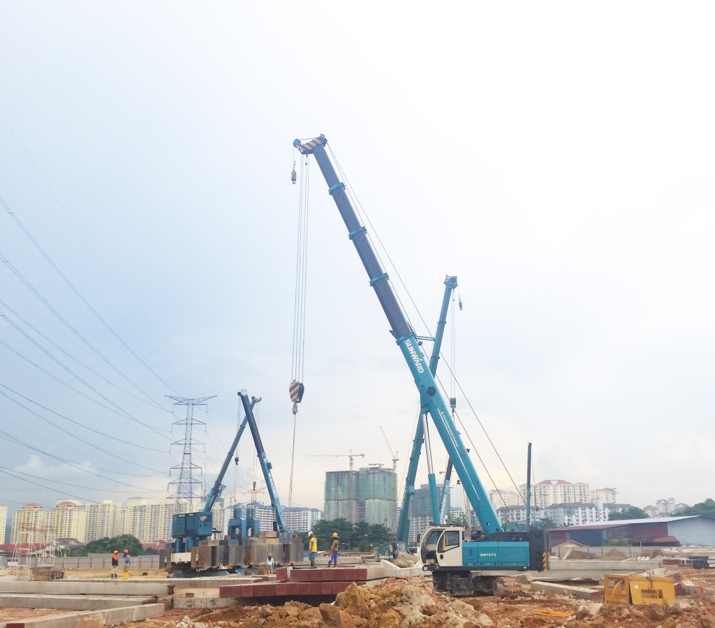 山河智能伸缩臂履带起重机助力马来西亚城市基础设施建设