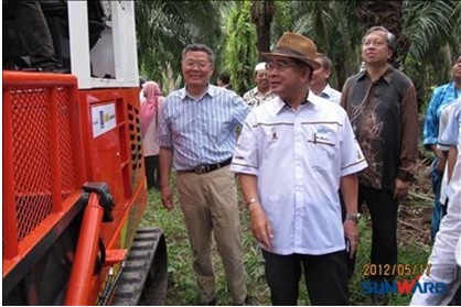 山河智能棕榈油果采摘机世界独创 获马来西亚高度认可